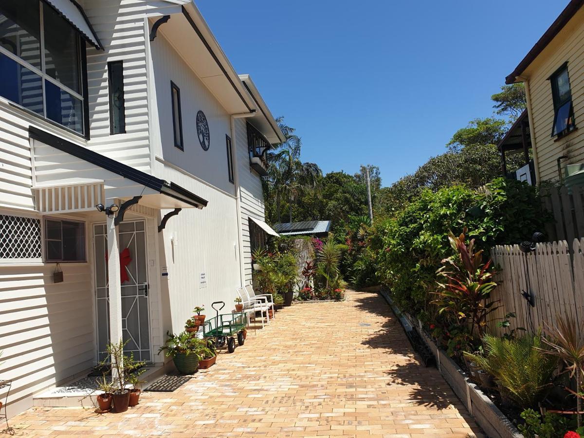 Pet Friendly & Spacious Two Bedroom Guest Unit Caloundra Exterior photo